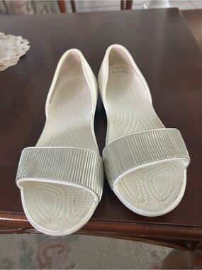 CROCS Women's White D'Orsay Open-Toe Sandals with Ribbed Strap